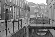 52606 Gezicht op de Kromme Nieuwegracht te Utrecht met de huizen nrs. 66-hoger en de toegangsbruggetjes; geheel links ...